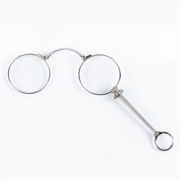 Delicados anteojos de &oacute;pera en platino y diamantes. Finales s. XIX - ppios. S. XX.