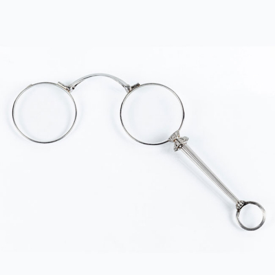 Delicados anteojos de &oacute;pera en platino y diamantes. Finales s. XIX - ppios. S. XX.