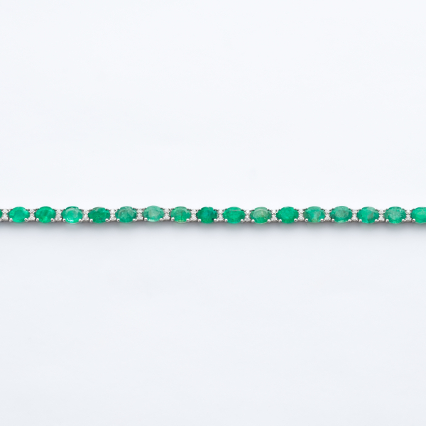 Pulsera semirr&iacute;gida en oro blanco con esmeraldas talla oval y parejas de diamantes talla brillante alternados.