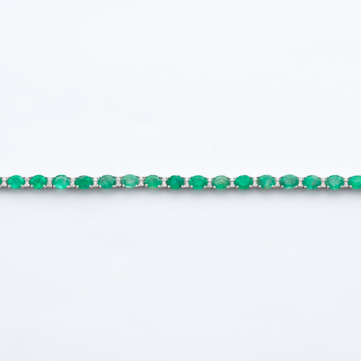 Pulsera semirr&iacute;gida en oro blanco con esmeraldas talla oval y parejas de diamantes talla brillante alternados.