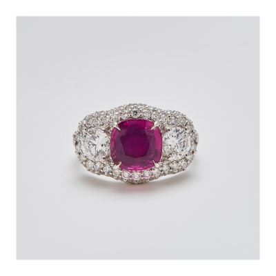 Sortija en oro blanco con rubí de Mozambique talla cojín custodiado y cuajado de diamantes talla brillante. Peso diamantes: 1,80 ct. aprox.