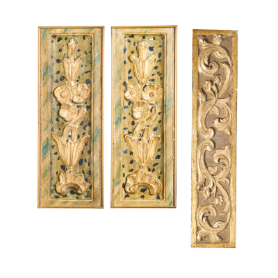 Lote de tres plafones en madera tallada y dorada con decoración de roleos, acantos y motivos florales, s.XIX.