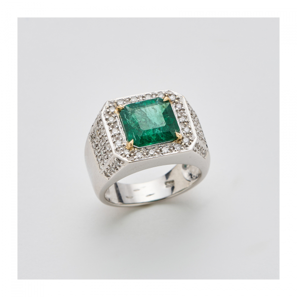 Sortija sello en oro blanco con esmeralda de Zambia talla octogonal y pavé de diamantes talla brillante.