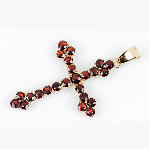 Cruz colgante vintage en sólida montura de oro amarillo 18 K, formada por fila de granates en garras.