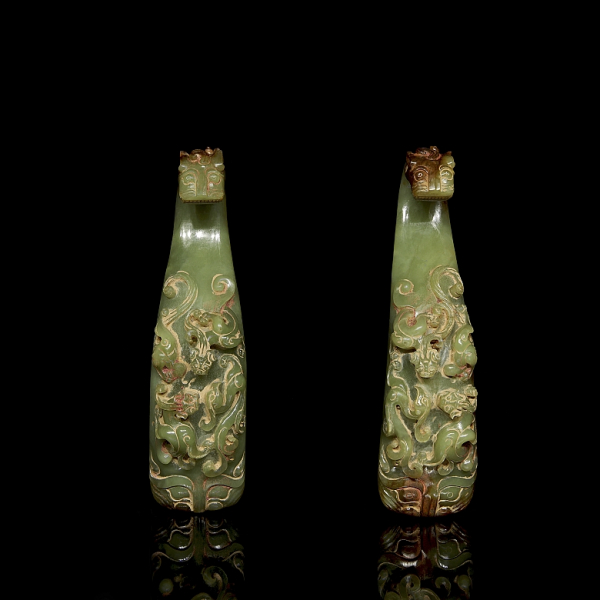 Pareja de ganchos de cintur&oacute;n en jade amarillo "Dragones y taotie", per&iacute;odo Reinos Combatientes. 