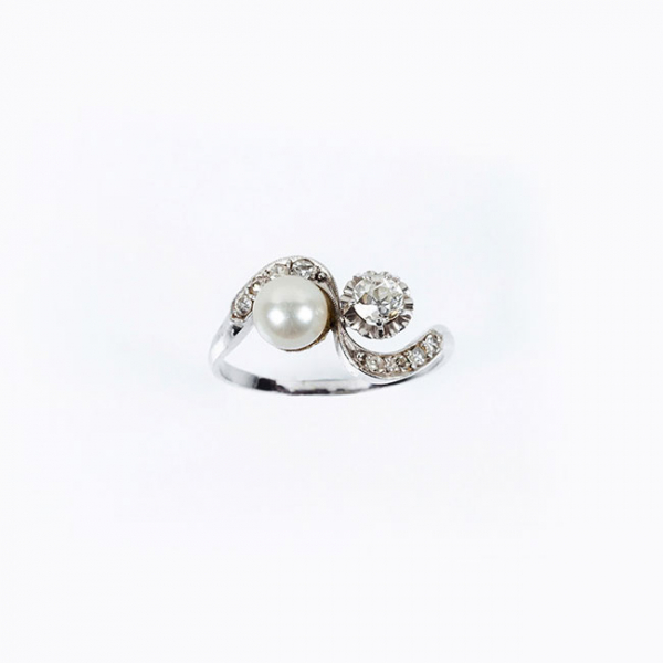 Bella sortija 'tú y yo' antigua, en platino, con una perlita (6,2 mm) y un limpio y blanco diamante natural, talla 'cushion' antigua 