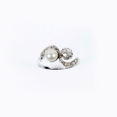 Bella sortija 't&uacute; y yo' antigua, en platino, con una perlita (6,2 mm) y un limpio y blanco diamante natural, talla 'cushion' antigua 