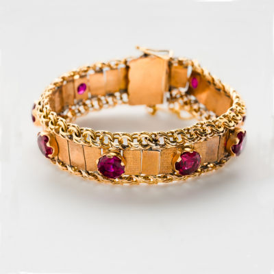 Pulsera articulada en oro mate y brillo con s&iacute;miles de rub&iacute; talla redonda de 8 mm.