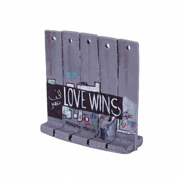 BANKSY. "The Walled off Hotel - (Love wins) (2017-2020)". Múltiple realizado en resina y pintura. 