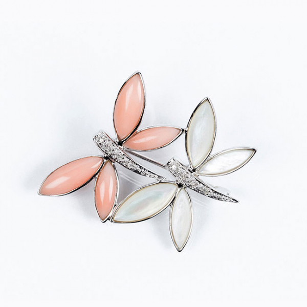 Bonito alfiler en oro blanco en forma de dos libélulas con alas en cabuchones de nácar y coral piel de ángel