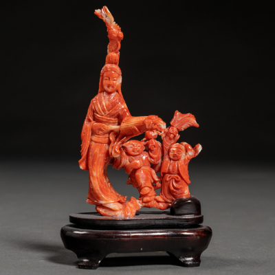 &quot;Geisha con sombrilla y niños&quot; Figura china en coral rojo. Primer tercio del siglo XX