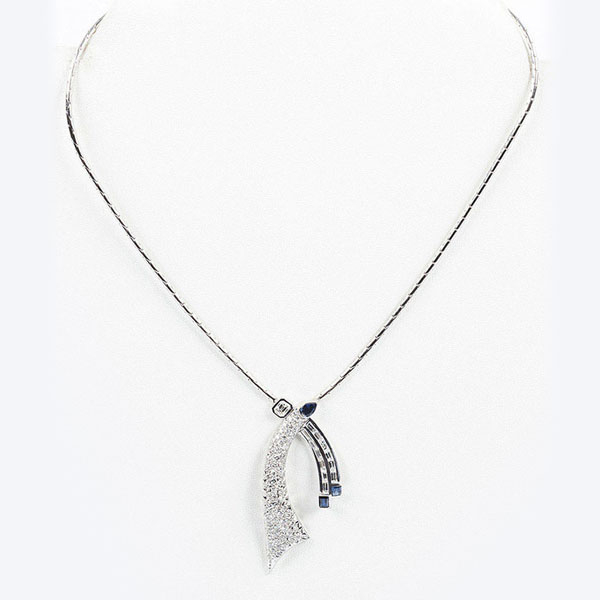 Collar-gargantilla de alta joyería en oro blanco 18 K con centro en forma de lazo de pañuelo, con limpio y blanco diamante natural talla esmeralda y diamantes, talla brillante 