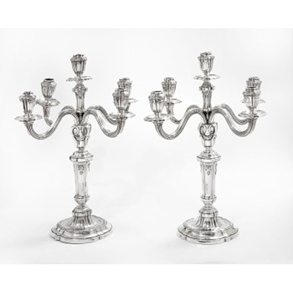 Pareja de candelabros de 5 brazos en plata con decoración de guirnaldas, gallones y rocallas. Estilo Luis XVI. Marcas en la base. Au Monde Elegant. Bilbao.