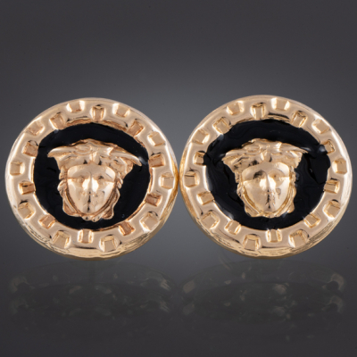 Pareja de pendientes en oro amarillo de 18 kt estilo Bulgari con esmalte en negro.