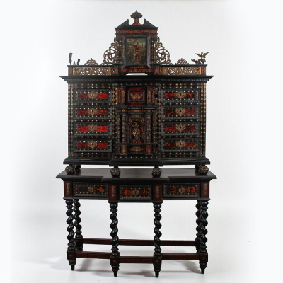 Monumental Cabinet Napolitano en carey. Firmado. Siglo XVII.   Madera ebonizada con aplicaciones de carey y bronce dorado