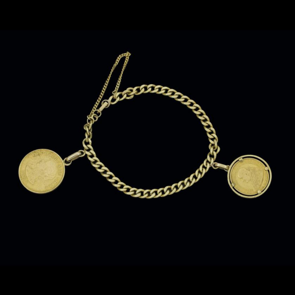  Pulsera de oro amarillo de 18 K. con moneda de cinco cóndores chilenos y medalla conmemorativa de Juan XXIII.