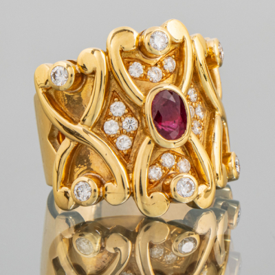 Anillo en oro amarillo de kt con rubí central y brillantes.