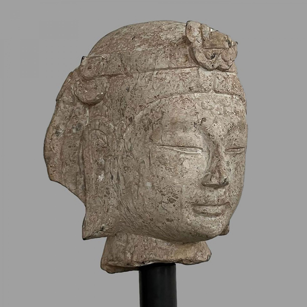 Cabeza del Bodhisattva Avalokitésvara “Kwan Yin” de belleza juvenil. Dinastía Qi del Norte 550 a 577 “Bei Qi”. Arenisca gris.