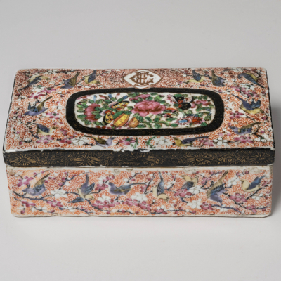 Caja rectangular en porcelana china de cant&oacute;n del siglo XIX.
