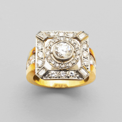 Sortija dise&ntilde;o cuadrado en oro bicolor con centro y brazos de diamantes tallas brillante, 8/8 y baguette.