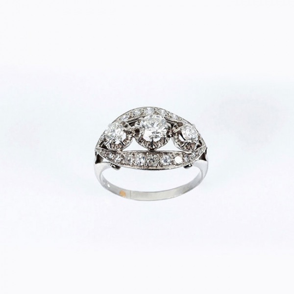 Bella sortija, antigua, art-dec&oacute;, en platino y limpios y blancos diamantes 