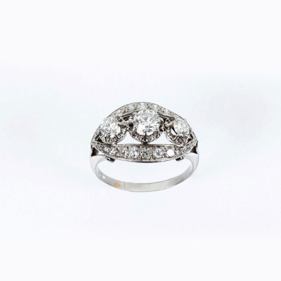 Bella sortija, antigua, art-dec&oacute;, en platino y limpios y blancos diamantes 