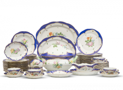 Vajilla de porcelana esmaltada y dorada de doce servicios con decoración de flores y cenefa con trabajo de cestería.  Herend, S. XX. 
