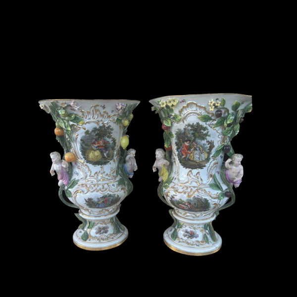 Importante pareja de jarrones de porcelana esmaltada alemana de Meissen del siglo XIX.  