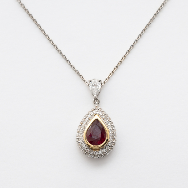 Gargantilla en oro blanco con diamante talla perilla rematado por roset&oacute;n de rub&iacute; (Burma) orlado por pav&eacute; de diamantes talla brillante. 
