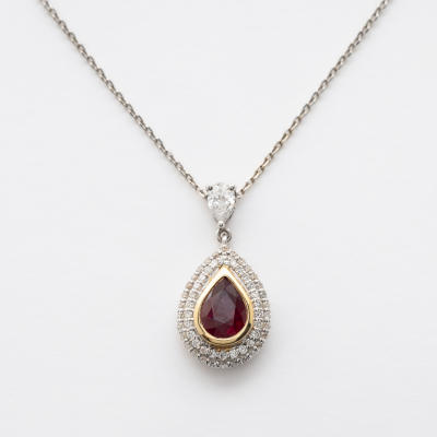 Gargantilla en oro blanco con diamante talla perilla rematado por roset&oacute;n de rub&iacute; (Burma) orlado por pav&eacute; de diamantes talla brillante. 