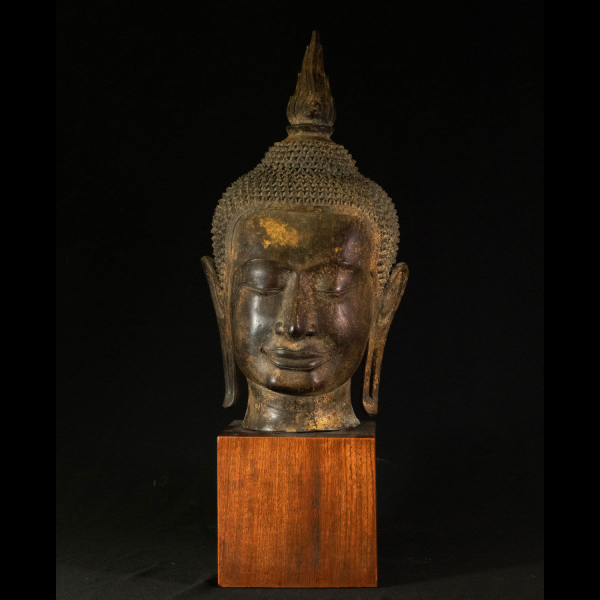 Gran Cabeza de Buda en bronce dorado, Camboya, siglo XVII.