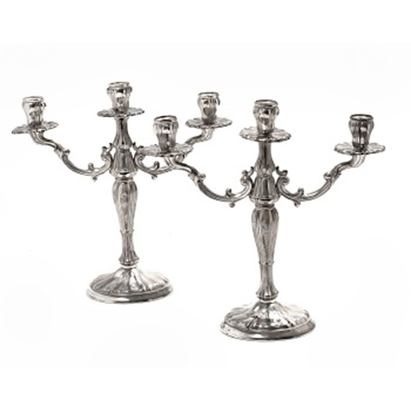 Pareja de candelabros de 3 brazos en plata con decoraci&oacute;n vegetal. Estilo Luis XVI. Marcas de platero.  &Eacute;poca: S. XX