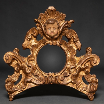 Copete con espejo central y querubín en madera tallada y dorada. Siglo XX