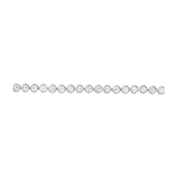 Pulsera rivière en oro blanco con diamantes talla brillante engastados en chatón. 