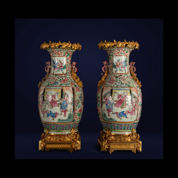 Espectacular e Importante Pareja de Jarrones Chinos Tongzhi de mediados del siglo XIX montados en bronce dorado, las monturas en bronce dorado Napoleón III francesas del siglo XIX