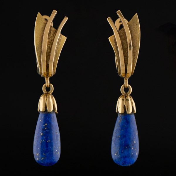 Pareja de pendientes en oro amarillo de 18 kt con piedra lapislázuli.