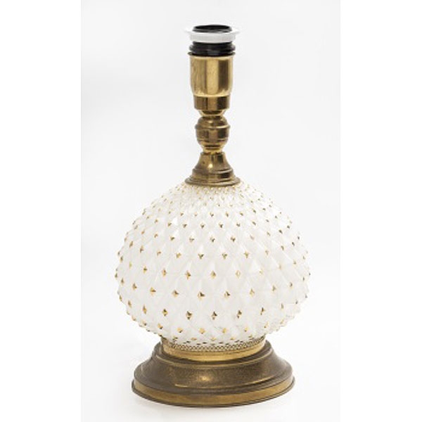 Lámpara de sobremesa en cristal de Murano blanco y dorado en forma de piña y remates en metal. Estilo Luis XVI. 