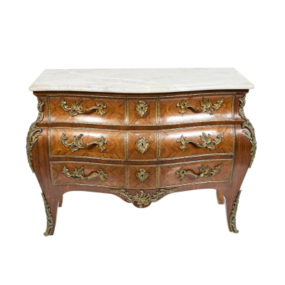 Cómoda «bombé» estilo Luis XV en madera tallada y chapeada de raiz, ppios. del s.XX. 