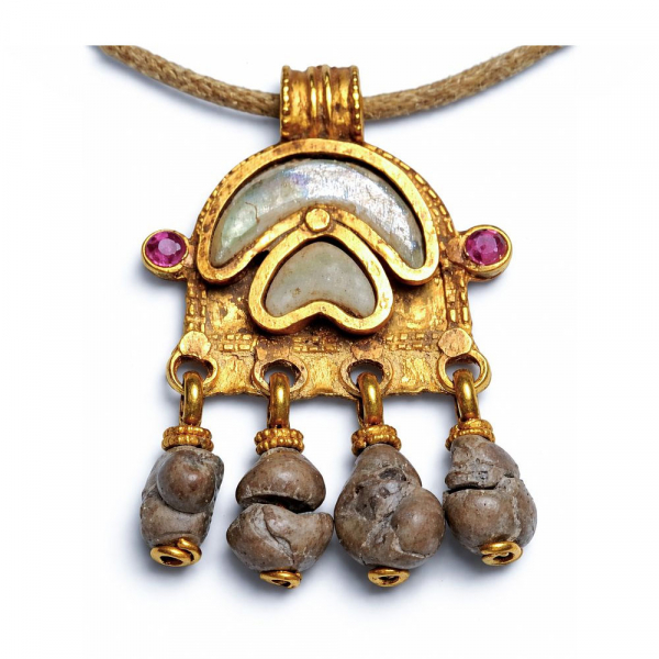 COLGANTE BIZANTINO (Imperio Bizantino, Edad Media) de oro y piedra bezoar.
