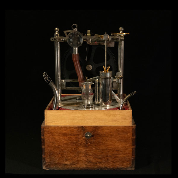 Primera Máquina de Anestesia en el Mundo patentada por "Dr. Raphaël Dubois / Mélanges titrés Méthode Paul Bert / Mathieu 113 Bd St Germain / Paris / BREVETÉ S.G.D.G", circa 1890, Francia, siglo XIX.
