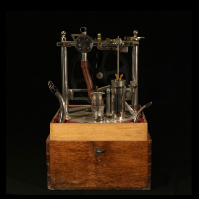 Primera Máquina de Anestesia en el Mundo patentada por &quot;Dr. Raphaël Dubois / Mélanges titrés Méthode Paul Bert / Mathieu 113 Bd St Germain / Paris / BREVETÉ S.G.D.G&quot;, circa 1890, Francia, siglo XIX.