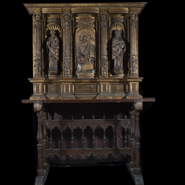 Gran Sacristía Renacentista transformada en cabinet con arquimesa, siglo XVI, la mesa, siglo XIX.
