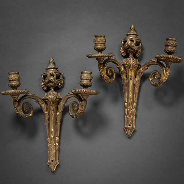 Pareja de apliques de pared franceses estilo Imperio en bronce dorado de finales del siglo XIX.