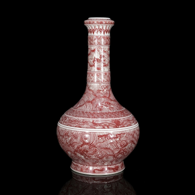 Jarr&oacute;n de porcelana "Dragones y olas", dinast&iacute;a Qing. 