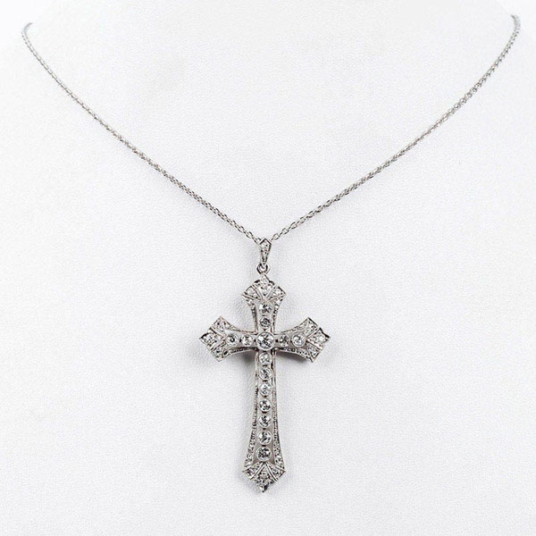 Bella cruz antigua (55 x 30 mm) realizada en platino