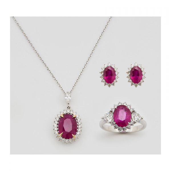 Juego de pendientes, sortija y gargantilla diseño rosetón con rubí de Myanmar ( Burma ) talla oval orlado por diamantes