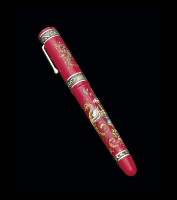 Estilográfica Kynsey roja con miniatura rusa y aros de plata.  