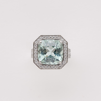 Sortija en oro blanco con turmalina Para&iacute;ba talla octogonal con orla, laterales y brazos de diamantes talla brillante.