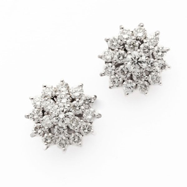 Pendientes rosetón en oro blanco con diamantes talla brillante con un peso total de 2 cts. aprox.