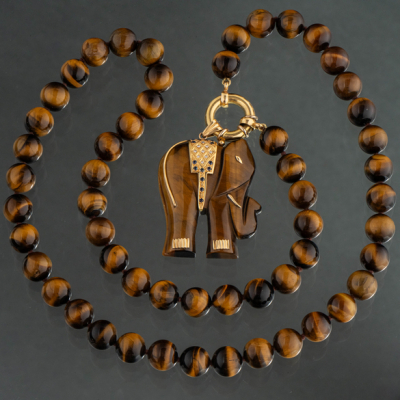 Collar de bolas de ojo de tigre con colgante en forma de elefante en ojo de tigre y aplicaciones en oro amarillo de 18kt.